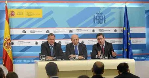 Firma de Protocolo de control y reducción de deuda de los clubes de fútbol con Hacienda. Firma de Protocolo de control y reducción de deuda de los clubes de fútbol con Hacienda.
