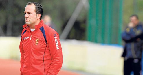 Falcón, entrenador del Antoniano, observa atento las evoluciones de sus hombres en un partido. Falcón, entrenador del Antoniano, observa atento las evoluciones de sus hombres en un partido.