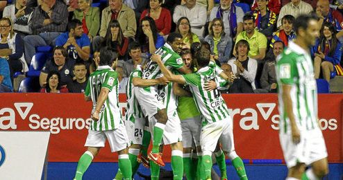 Los béitcos celebran el gol de Molina Los béitcos celebran el gol de Molina