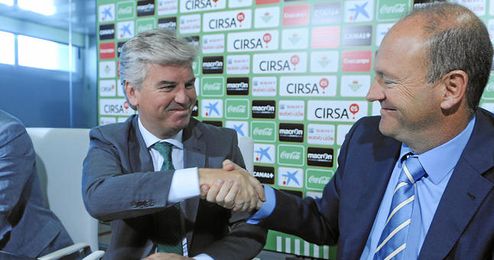 Guillen junto a Mel en la firma. Guillen junto a Mel en la firma.