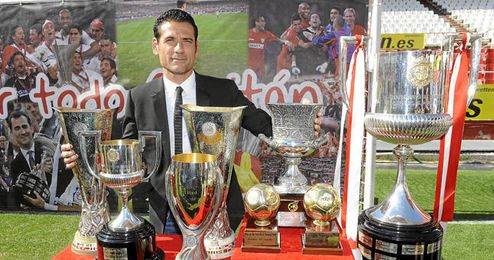 Palop posando junto a todos los títulos que ha conseguido con el Sevilla. Palop posando junto a todos los títulos que ha conseguido con el Sevilla.