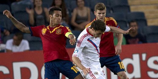 El sevillista Alberto Moreno intenta robar un balón a un rival ruso junto a Thiago Alcántara. El sevillista Alberto Moreno intenta robar un balón a un rival ruso junto a Thiago Alcántara.
