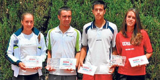 Campeones y subcampeones posan con sus respectivos trofeos. Campeones y subcampeones posan con sus respectivos trofeos.