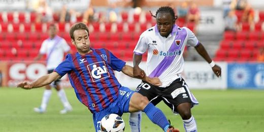 El extremo congoleño disputa un balón en un partido frente al Huesca. El extremo congoleño disputa un balón en un partido frente al Huesca.