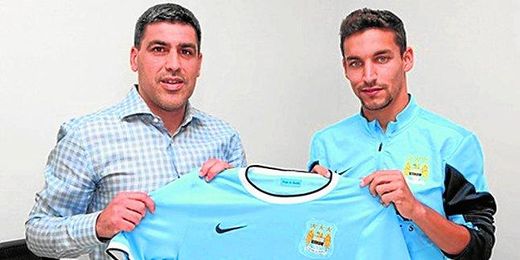 Jesús Navas posa con su nueva camiseta junto al Director de Fútbol del Manchester City, Claudio Reyna. Jesús Navas posa con su nueva camiseta junto al Director de Fútbol del Manchester City, Claudio Reyna.