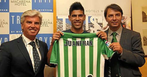 Juanfran posa junto al presidente Guillén y Vlada Stosic. Juanfran posa junto al presidente Guillén y Vlada Stosic.