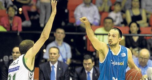 El ala-pívot serbio marca una jugada en San Pablo, en el partido contra Unicaja. El ala-pívot serbio marca una jugada en San Pablo, en el partido contra Unicaja.
