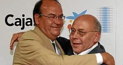 Aguilar sustituye a Ollero en la presidencia del Cajasol. Aguilar sustituye a Ollero en la presidencia del Cajasol.