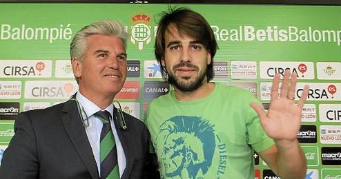 Beñat se ha despedido del Betis en una emotiva rueda de prensa acompañado de Miguel Guillén. Beñat se ha despedido del Betis en una emotiva rueda de prensa acompañado de Miguel Guillén.