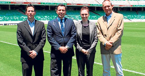 Los delegados de la UEFA posaban ayer en el césped del estadio Benito Villamarín. Los delegados de la UEFA posaban ayer en el césped del estadio Benito Villamarín.