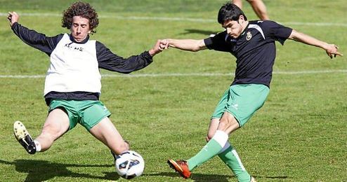 Jairo golpea el balón en un entrenamiento de la pasada temporada en el Racing. Jairo golpea el balón en un entrenamiento de la pasada temporada en el Racing.