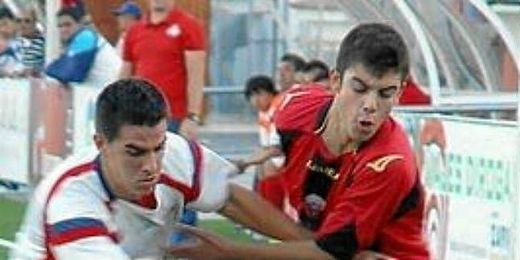 El rojinegro Luis, en un partido con el Cabecense. El rojinegro Luis, en un partido con el Cabecense.