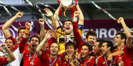 La selección española ocupa el primer puesto en la clasificación de la FIFA. La selección española ocupa el primer puesto en la clasificación de la FIFA.