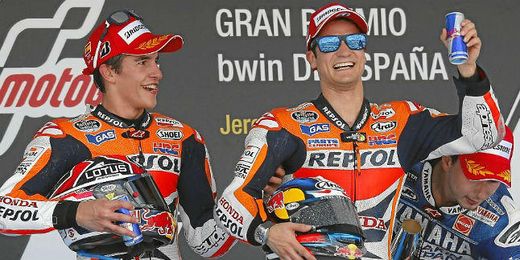 Pedrosa y Márquez celebran un primer y segundo puesto, respectivamente. Pedrosa y Márquez celebran un primer y segundo puesto, respectivamente.