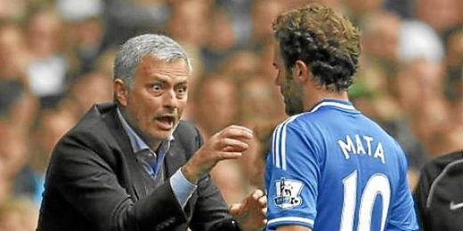 Mourinho dando órdenes al centrocampista Juan Mata Mourinho dando órdenes al centrocampista Juan Mata