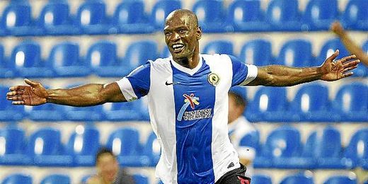 Noé Pamarot celebrando un gol. Noé Pamarot celebrando un gol.
