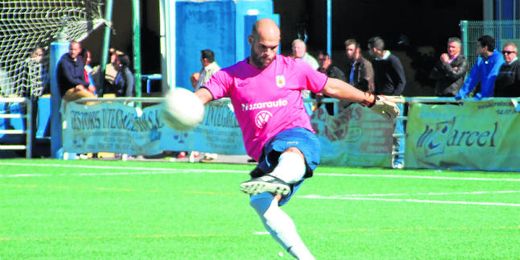 Rafael Rivas, que ha pasado por Dos Hermanas, Santa Aurelia y Teruel, tiene 29 años. "Me queda correa aún", dice. Rafael Rivas, que ha pasado por Dos Hermanas, Santa Aurelia y Teruel, tiene 29 años. "Me queda correa aún", dice.