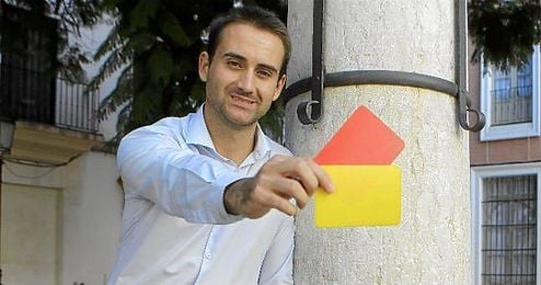 Aleksander Jovanovic posa para ESTADIO con parte de sus ´herramientas´ arbitrales: las tarjetas. Aleksander Jovanovic posa para ESTADIO con parte de sus ´herramientas´ arbitrales: las tarjetas.
