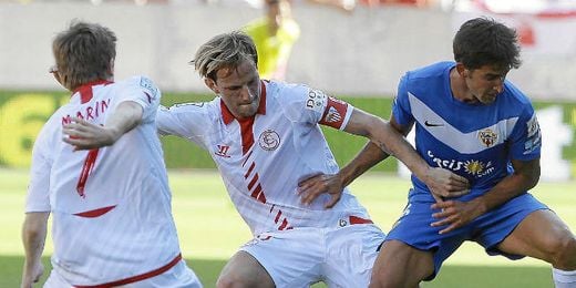 Rakitic pugna un balón con Marcos Tébar. Rakitic pugna un balón con Marcos Tébar.