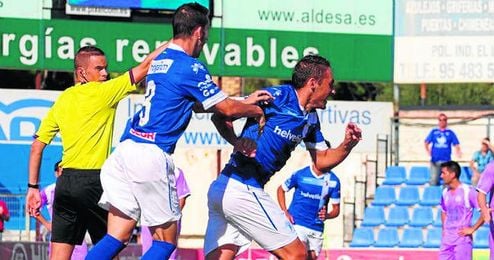 Juanfri, con sus dos goles, propició el primer triunfo del Écija en la presente temporada; la afición vibró por ello. Juanfri, con sus dos goles, propició el primer triunfo del Écija en la presente temporada; la afición vibró por ello.