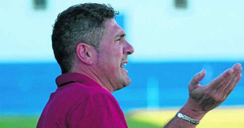 Alonso Ramírez, entrenador del Mairena, pide explicaciones durante el desarrollo de un encuentro amistoso. Alonso Ramírez, entrenador del Mairena, pide explicaciones durante el desarrollo de un encuentro amistoso.