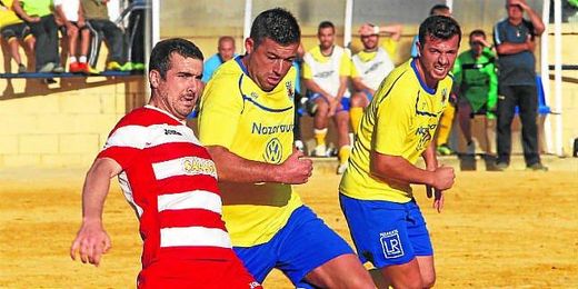El delantero de la Rociera, Gordi, persigue a un rival paradeño en un encuentro de la pasada temporada. El delantero de la Rociera, Gordi, persigue a un rival paradeño en un encuentro de la pasada temporada.