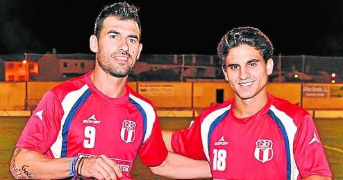En la imagen, Borja Cabello y Álvaro Casado posan con su nueva elástica, la del Puebla de Chelu Bejarano. En la imagen, Borja Cabello y Álvaro Casado posan con su nueva elástica, la del Puebla de Chelu Bejarano.
