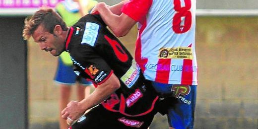 Coco, ahora en el Lucena, durante el partido ante el Algeciras. Coco, ahora en el Lucena, durante el partido ante el Algeciras.