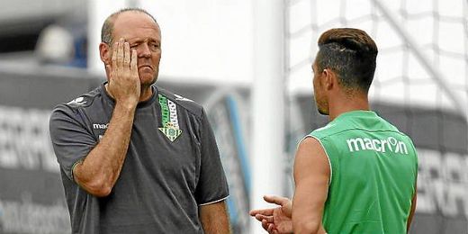Pepe Mel conversa con Rubén Castro durante un entrenamiento. Pepe Mel conversa con Rubén Castro durante un entrenamiento.