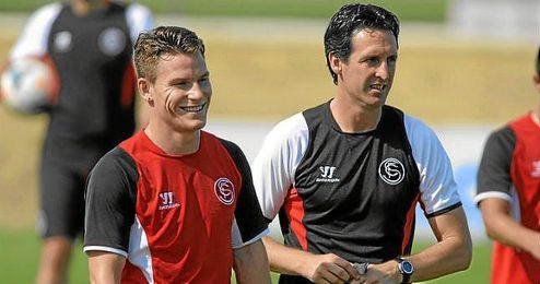 Kévin Gameiro sonríe durante un entrenamiento; Unai Emery en segundo plano. Kévin Gameiro sonríe durante un entrenamiento; Unai Emery en segundo plano.