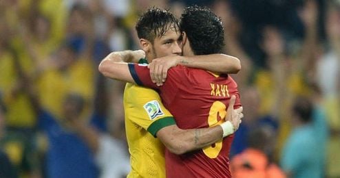 Xavi y Neymar se abrazan en la pasada Copa Confederaciones celebrada el verano pasado en Brasil. Xavi y Neymar se abrazan en la pasada Copa Confederaciones celebrada el verano pasado en Brasil.