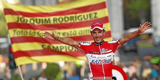 Purito Rodríguez celebra en el podio el tercer puesto en la vuelta a España 2012. Purito Rodríguez celebra en el podio el tercer puesto en la vuelta a España 2012.