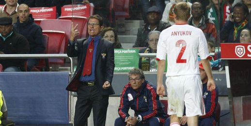 Capello dirigiendo a la Selección rusa durante un partido. Capello dirigiendo a la Selección rusa durante un partido.