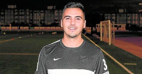 Manuel Dueñas Ruíz ´Moyita´ posa momentos antes de entrenar con su nuevo equipo, el Osuna. Manuel Dueñas Ruíz ´Moyita´ posa momentos antes de entrenar con su nuevo equipo, el Osuna.