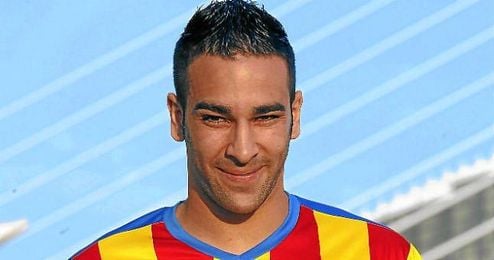 El futbolista francés Adil Rami posa con la camiseta del que sigue siendo su club, el Valencia CF. El futbolista francés Adil Rami posa con la camiseta del que sigue siendo su club, el Valencia CF.