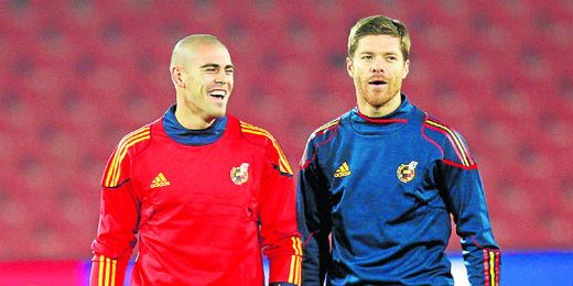 Dos internacionales de la talla de Víctor Valdés y Xabi Alonso quedarían libres en junio. Dos internacionales de la talla de Víctor Valdés y Xabi Alonso quedarían libres en junio.