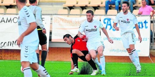El veterano jugador del Cabecense Humberto presiona a un rival del Ayamonte en un lance del choque de ayer. El veterano jugador del Cabecense Humberto presiona a un rival del Ayamonte en un lance del choque de ayer.