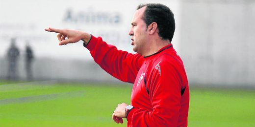 Antonio Jesús Falcón, el Ferguson del Bajo Gualdalquivir, dando instrucciones a sus jugadores. Antonio Jesús Falcón, el Ferguson del Bajo Gualdalquivir, dando instrucciones a sus jugadores.