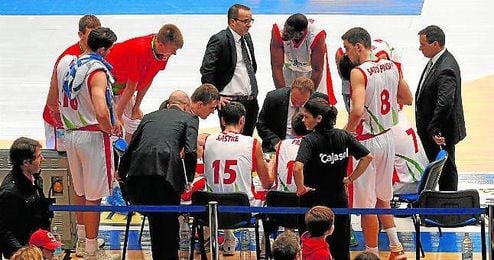 Joan Sastre, en el centro de la imagen, recibe junto a sus compañeros instrucciones de su técnico. Joan Sastre, en el centro de la imagen, recibe junto a sus compañeros instrucciones de su técnico.