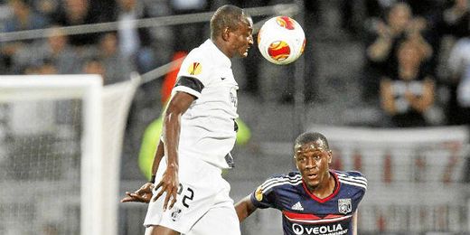 Moussa Maazou intenta cabecear un balón en el partido ante el Lyon. Moussa Maazou intenta cabecear un balón en el partido ante el Lyon.