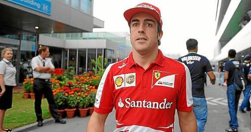 Fernando Alonso camina por el paddock de G.P. de la India. Fernando Alonso camina por el paddock de G.P. de la India.