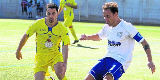 En la imagen, el capitán del conjunto alcalareño despeja la pelota ante la presión de un futbolista del San Juan. En la imagen, el capitán del conjunto alcalareño despeja la pelota ante la presión de un futbolista del San Juan.
