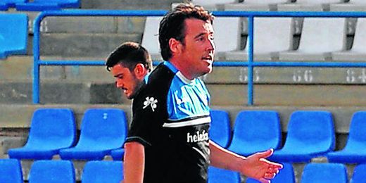 José Manuel Borja, entrenador del Écija, durante una sesión de entrenamiento del cuadro azulino. José Manuel Borja, entrenador del Écija, durante una sesión de entrenamiento del cuadro azulino.