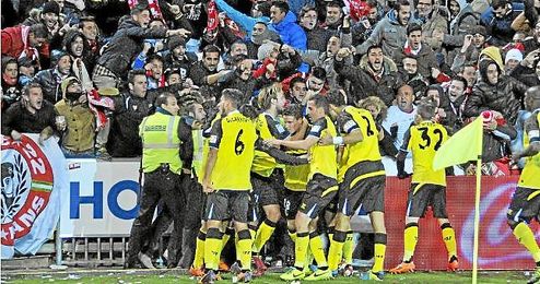Los jugadores del Sevilla celebran el 1-2 de Gameiro con la afición sevillista que se desplazó a Granada. Los jugadores del Sevilla celebran el 1-2 de Gameiro con la afición sevillista que se desplazó a Granada.