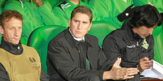 Garrido se ha sentado por primera vez en el banquillo local del Villamarín. Garrido se ha sentado por primera vez en el banquillo local del Villamarín.