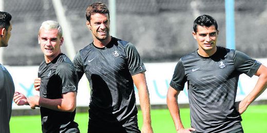 El capitán Xabi Prieto en un entrenamiento junto a Antoine Griezmann (izquierda de la imagen) El capitán Xabi Prieto en un entrenamiento junto a Antoine Griezmann (izquierda de la imagen)