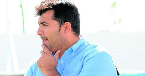 El técnico del Torreblanca José santizo reflexiona en la banda durante un encuentro de su equipo. El técnico del Torreblanca José santizo reflexiona en la banda durante un encuentro de su equipo.