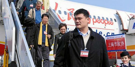 Yao Ming en su llegada a Pekin Yao Ming en su llegada a Pekin
