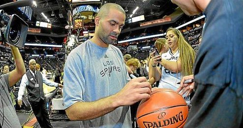 Tony Parker firma unos autógrafos antes de un partido con San Antonio. Tony Parker firma unos autógrafos antes de un partido con San Antonio.