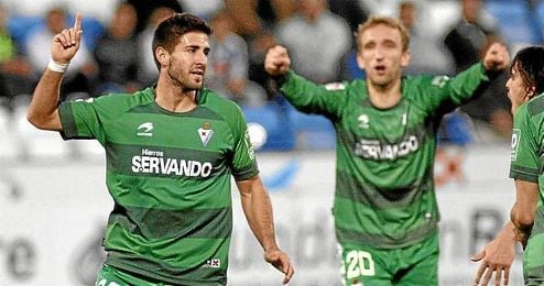 Diego Rivas acude a felicitar a Raúl Navas por el gol anotado por éste en su última visita al Nuevo Colombino. Diego Rivas acude a felicitar a Raúl Navas por el gol anotado por éste en su última visita al Nuevo Colombino.